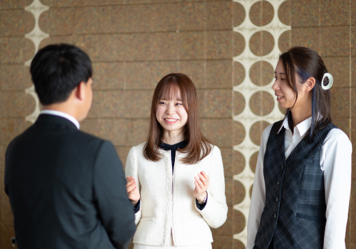 社長からアドバイスを受ける社員